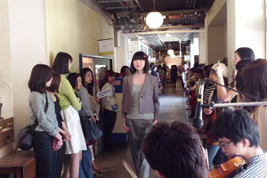 エシカルファッションカレッジで行われたファッションショー。若い女性、ファッション関係者らに注目を集めていた。