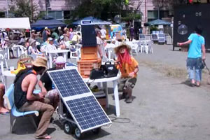毎年、行われるひかり祭りで使う電力はすべて再生可能エネルギーでまかなっている。（出展：「日本のトランジションタウン事例集」DVDより）